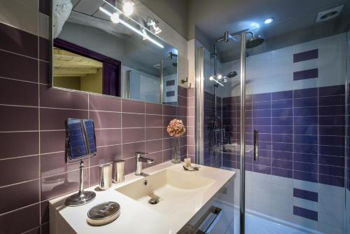 un baño con lavabo y espejo en Domaine de Bel Air Carpe Diem, en Tizac-de-Curton