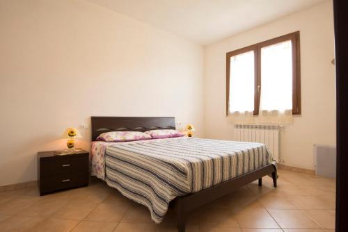 ポプローニアにあるOasi Toscanaのベッドルーム(ベッド1台、窓付)