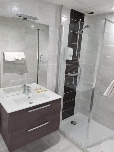 Salle de bains dans l'établissement Hotel du Midi - Rodez Centre Ville