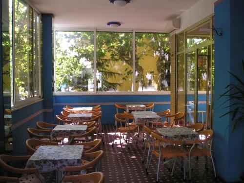 A restaurant or other place to eat at Hotel Bellevue