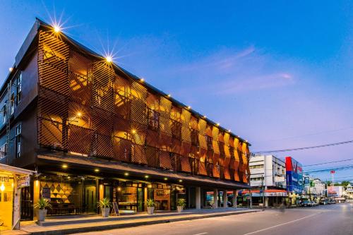 um edifício com luzes ao lado de uma rua em Srisuksant Square em Cidade de Krabi