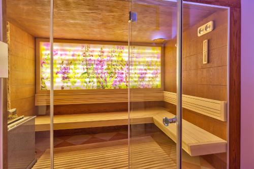 uma sauna com uma janela com flores em Hotel Club Central em Hisarja