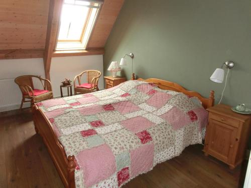 LiempdeにあるBoerderij & Bakhuisのベッドルーム1室(ピンクと白のキルトのベッド1台付)