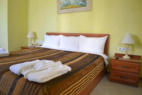 een hotelkamer met een bed met handdoeken erop bij Hotel Strike in Vinnytsya