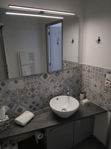 une salle de bain avec un lavabo et un miroir dans l'établissement L'Appart d'en face Casa Cosy, au Pouliguen