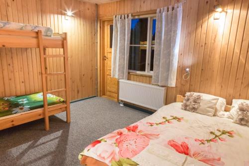 Tuisuliiva Holiday House في كابلي: غرفة نوم مع سرير بطابقين ونافذة
