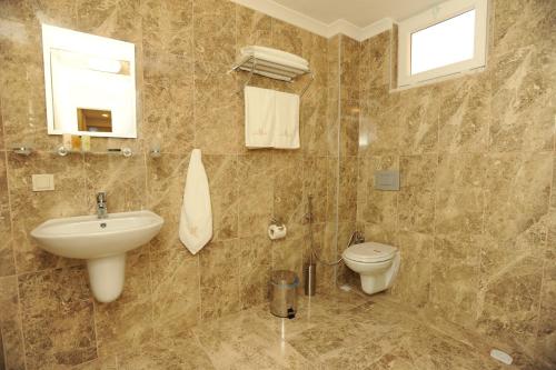 Bilik mandi di Qamar Prestige Suites