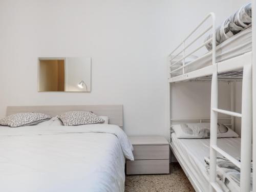 ミラノにあるEnjoy Apartmentの白いベッドルーム(二段ベッド1組、はしご付)