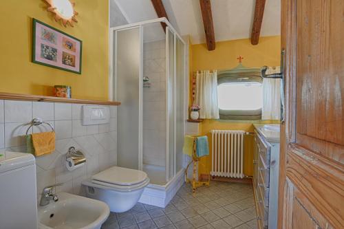 a bathroom with a toilet and a shower and a sink at Casa Dolce Casa in Vercana