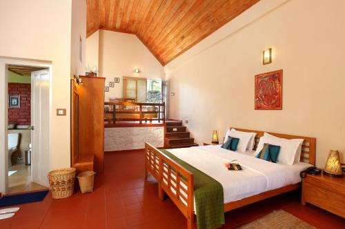1 dormitorio con 1 cama grande en una habitación en Ambady Estate, en Munnar