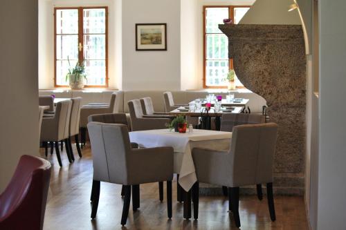 uma sala de jantar com mesa e cadeiras em Suiten Schloss Finkenstein em Gödersdorf