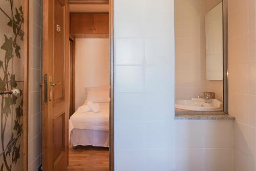 ローマにあるLago Terrione Apartment - Charme Homesのバスルーム(洗面台、トイレ、鏡付)