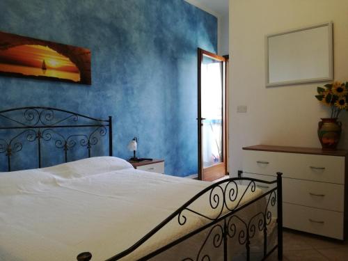 モルチャーノ・ディ・レウカにあるCasa a due passi dal mare Salentoの青い壁のベッドルーム1室