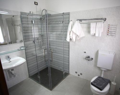 y baño con ducha, aseo y lavamanos. en Hotel San Nazario, en Varazze