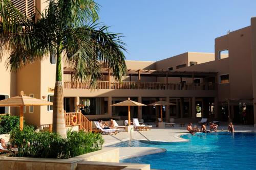 ein Schwimmbad mit Menschen in einem Resort in der Unterkunft The Breakers Diving and Surfing Lodge Soma Bay in Hurghada