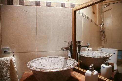two large sinks in a bathroom with a mirror at Casa Familiar y Acogedora in Sa Pobla