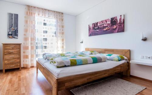Schlafzimmer mit einem Bett und einem Fenster in der Unterkunft Ferienwohnung Lifinar in Schruns-Tschagguns