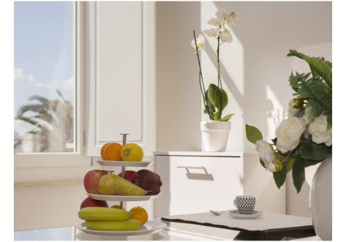 un cesto di frutta su un tavolo in cucina di Blanco Rooms a Cagliari