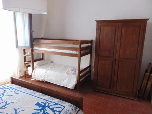 ノートにあるTerra Di Eloroのベッドルーム1室(二段ベッド2台、キャビネット付)