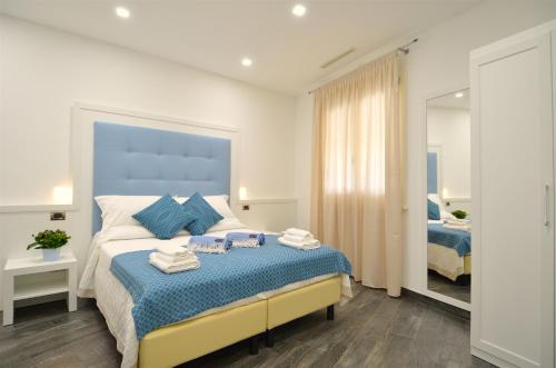 una camera da letto con un grande letto con asciugamani di Appartamento fronte mare a Moneglia