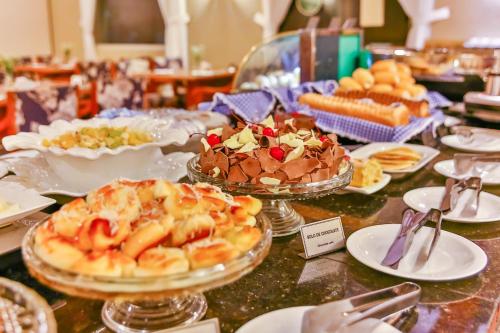 a buffet with cakes and desserts on a table at Sun Valley Marília by Atlantica in Marília
