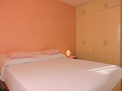 Ein Bett oder Betten in einem Zimmer der Unterkunft Apartman Legin
