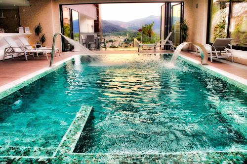 - une piscine d'eau en plein air dans l'établissement Hotel Eden, à Mostar