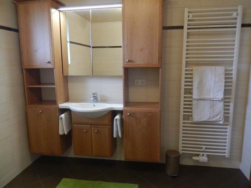 un bagno con lavandino e specchio di Haus Seehof - Ferienhaus ad Abersee