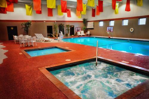 een groot zwembad met een groot zwembad bij Centerstone Plaza Hotel Soldiers Field - Mayo Clinic Area in Rochester