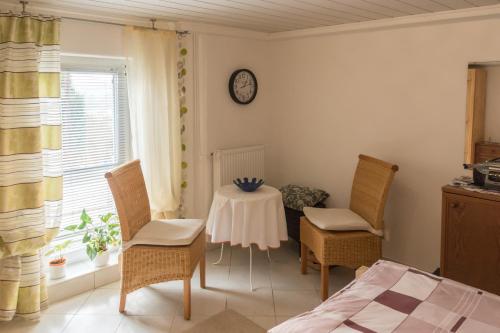 a room with a table and chairs and a bed at Ferienwohnung Büttner in Solms-Oberbiel