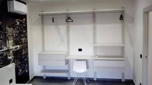 ヴァルデーリチェにあるElizabeth Apartmentの白い棚と白い椅子が備わる部屋