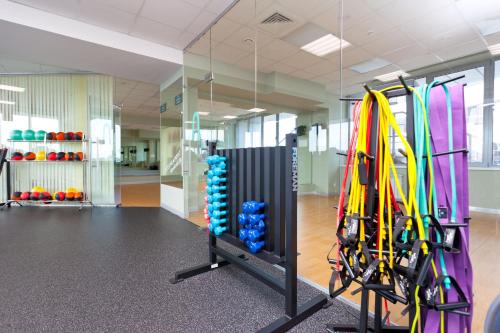 un gimnasio con un montón de equipamiento en una habitación en Hotel Pelican, en Krasnodar