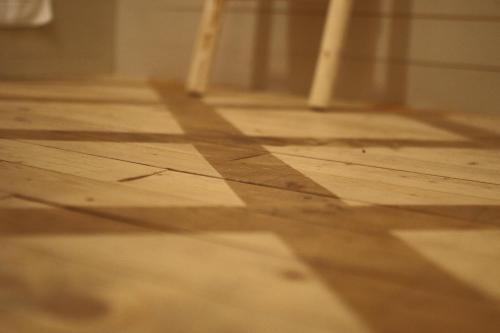 a wooden floor with two chairs in a room at Boutique Hotel Villa de Proosdij in Klimmen