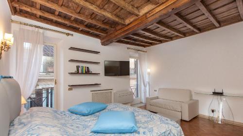 ローマにあるRental in Rome - Gambero Suiteのベッドルーム(ベッド1台、椅子、テレビ付)