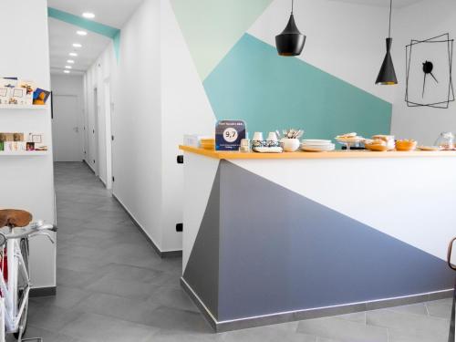 una cucina con bancone e parete blu di B&B Fuori Squadro a Reggio di Calabria