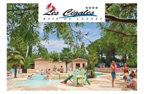 Het zwembad bij of vlak bij Camping Les Cigales