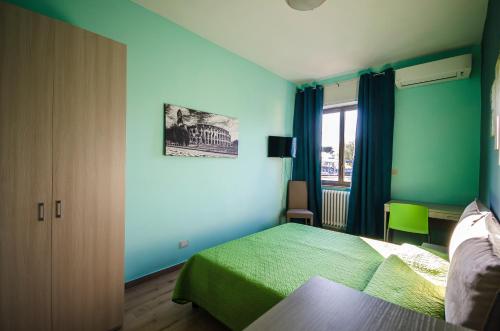- une chambre avec un lit vert et une fenêtre dans l'établissement Longinvm Domvs Romanvm, à Rome