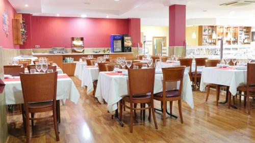 Reštaurácia alebo iné gastronomické zariadenie v ubytovaní Hotel Rusadir