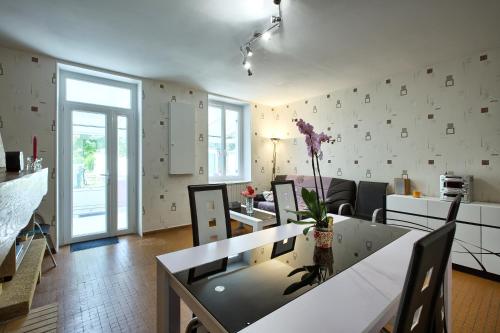 une cuisine et un salon avec une table et des chaises dans l'établissement Gîte L'Hirondelle, à Castelnau-de-Médoc