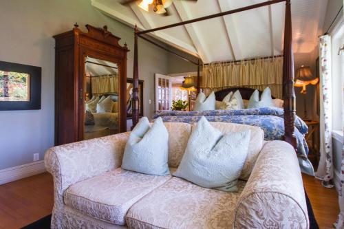 a living room with a couch and a bed at Arabella Laguna in Laguna Beach
