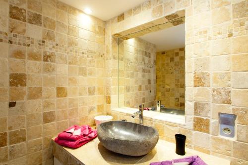 a bathroom with a sink and a tub at Domaine De La Provenç'âne in Salernes