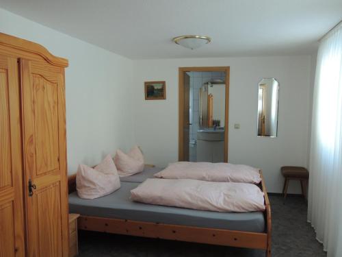 En eller flere senge i et værelse på Ferienhaus Johanna