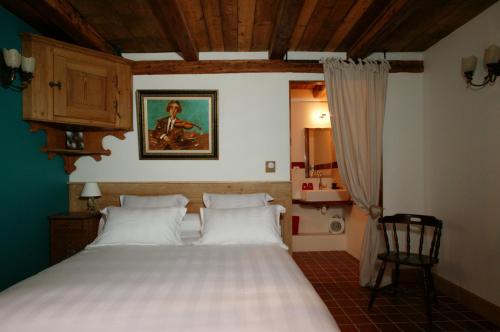 a bedroom with a large bed with white pillows at Chambres d'Hôtes La Stoob Strasbourg Sud in Illkirch-Graffenstaden
