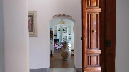a hallway with a vase in the middle of a room at Casamare Hotel in San Vincenzo