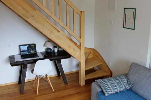 采爾克尼察的住宿－Lake View Holiday Home，客房设有书桌和带笔记本电脑的楼梯。