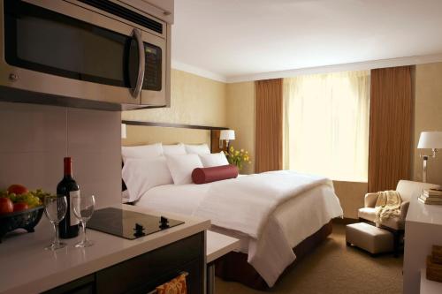 Een bed of bedden in een kamer bij Staybridge Suites - Lakeland West, an IHG Hotel