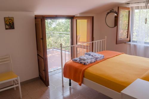 Un pat sau paturi într-o cameră la Casa Vacanze "Ro & Se" a Palinuro IT, Bandiera Blu anche per il 2024