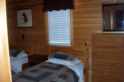 una camera con due letti e una finestra di Hyde County Lodges a Engelhard