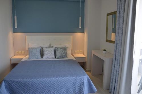 スタリスにあるLevante Sea View Studiosのベッドルーム1室(青いシーツと枕のベッド1台付)