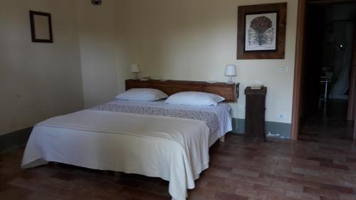 a bedroom with two beds with white sheets at Fondo Giardinetto in San Cesario sul Panaro